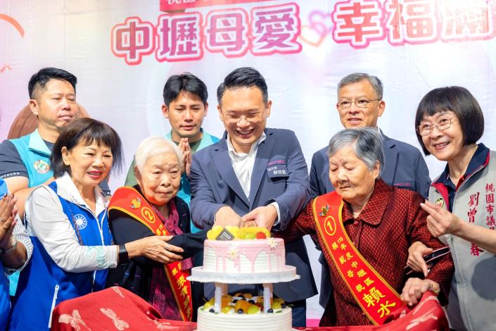 蘇副市長與模範母親們一同切蛋糕