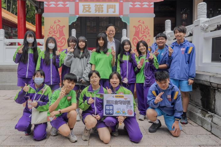 張市長與學生合影