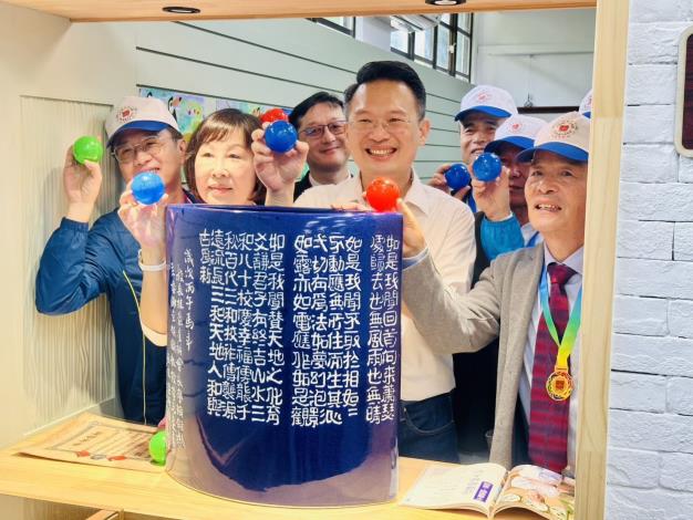 蘇副市長進行遊戲體驗