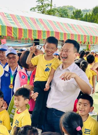蘇副市長與小朋友熱情互動