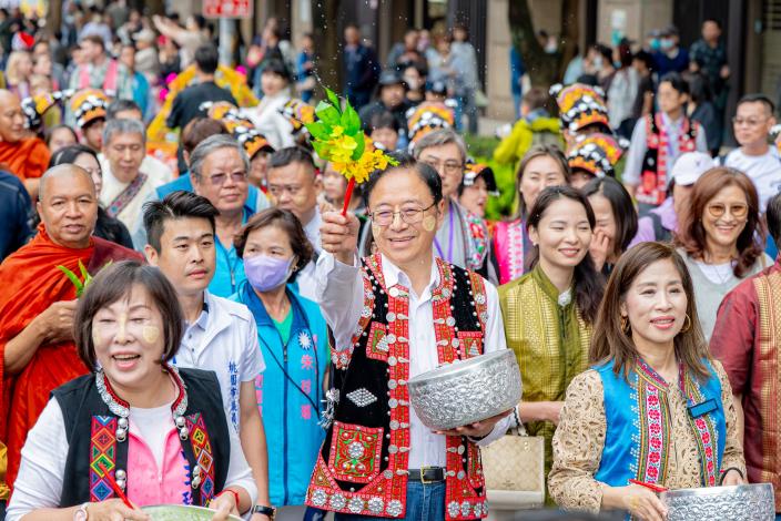 張市長潑水祈福與民同樂