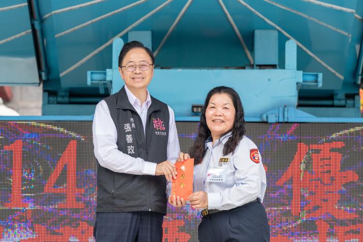 張市長出席「114年績優治安示範社區平鎮區新榮里頒獎揭牌典禮」