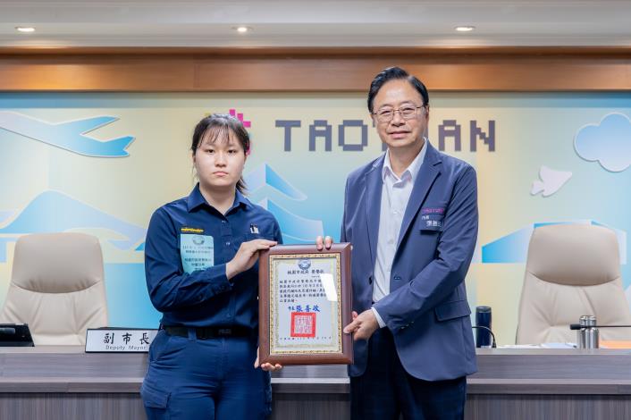 中壢分局警員張恩慈與張市長合影