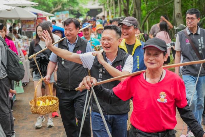 蘇副市長與現場民眾一同挑福擔