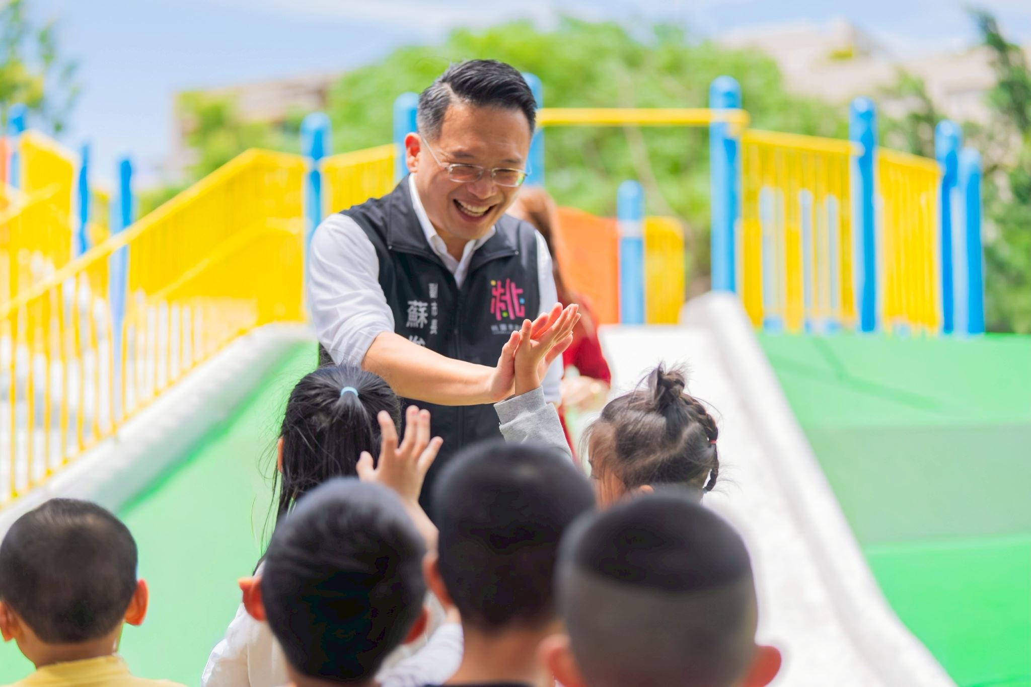 蘇副市長與孩童開心擊掌