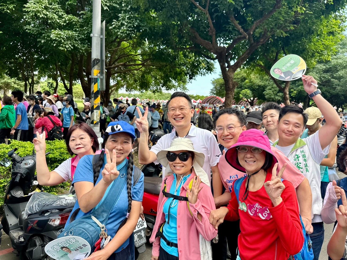 蘇副市長與健走民眾開心合照
