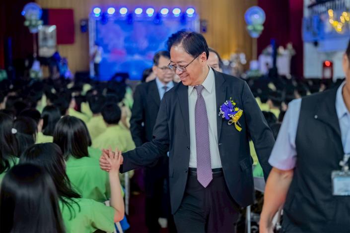 畢業生夾道歡迎張市長