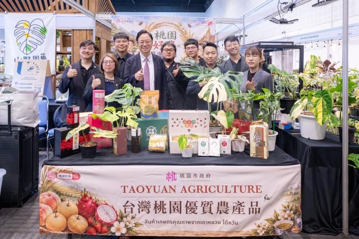 市長與桃園青農代表於展區合照