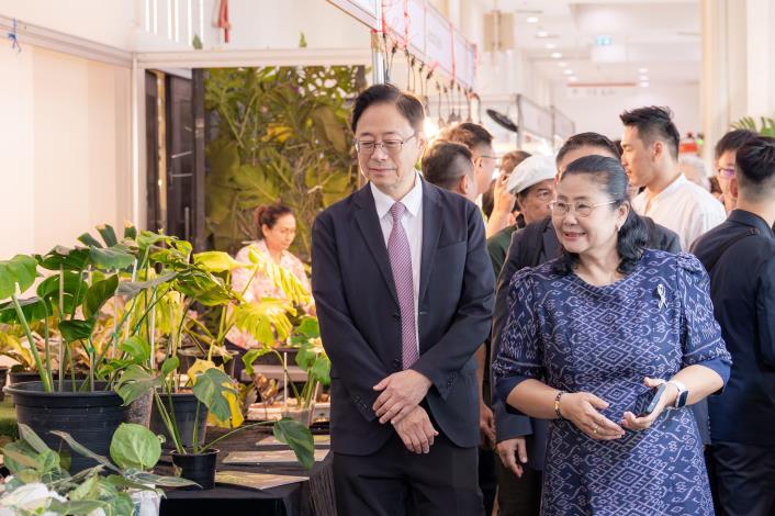 泰國農業推廣局副局長Mrs.Tantita Bunyamaneekul為表達對張市長的重視與歡迎，親自導覽展場攤位