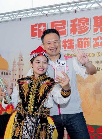 蘇俊賓與民眾合影