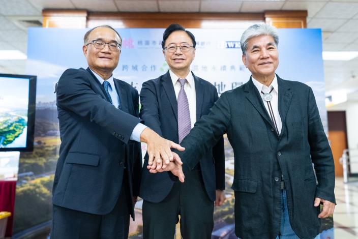 張市長與瑞興銀行董事長郭釧溥及財團法人台灣水利環境科技研究發展教育基金會執行長李鴻源合影