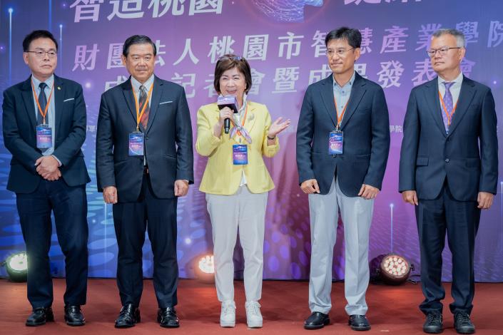桃園智慧產業學員成立記者會，左起為呂朝福董事、陳其宏董事、張育美董事、陳舜平董事、簡禎富董事