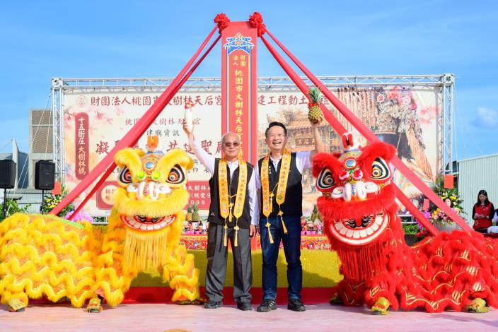 蘇俊賓與大樹林天后宮董事長游財登合影