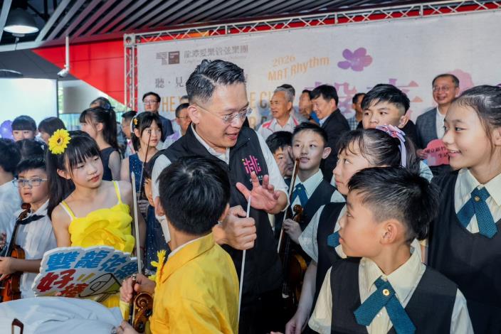 蘇副市長與雙龍國小學生互動