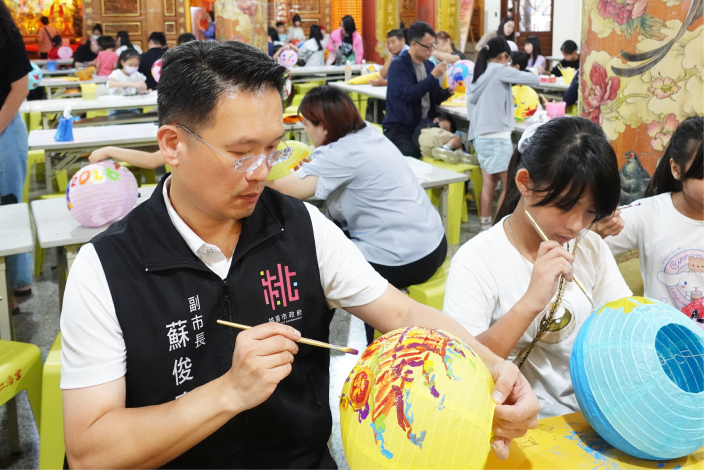 蘇俊賓第三度參與仁海宮水燈彩繪活動