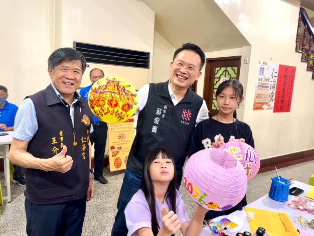 中壢仁海宮的中元祭-水燈排遶境，至今保存著全國唯一的人力拉縴豎燈傳統