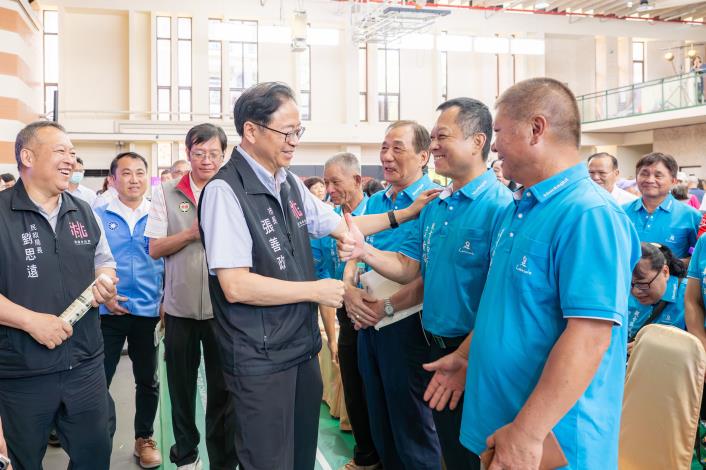 張市長與貴賓握手致意