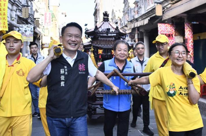 蘇副市長體驗扛神轎