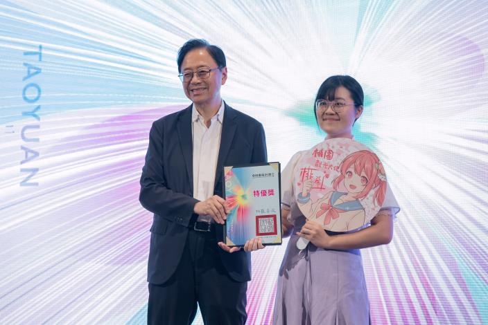 張市長頒發獎狀並合影
