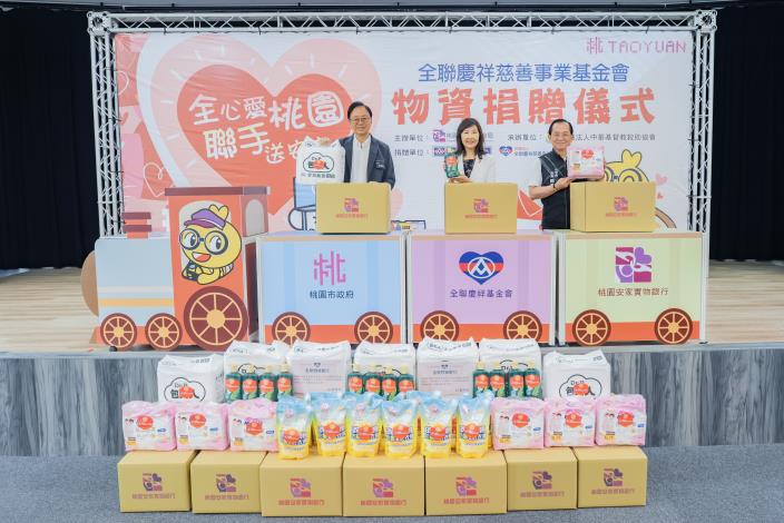 張市長及社會局陳局長與張執行長合影