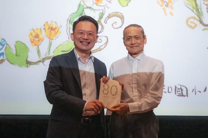 蘇俊賓製作紀念筆記本致贈楊立國導演、褚明仁董事長及知名作家鍾延威