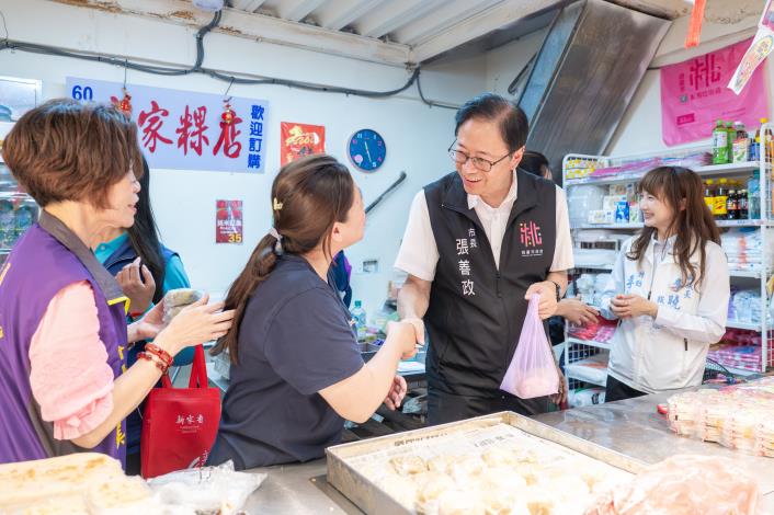 張市長與業者握手