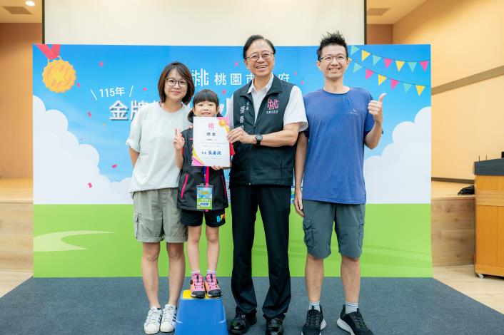 張市長頒發聘書與小朋友