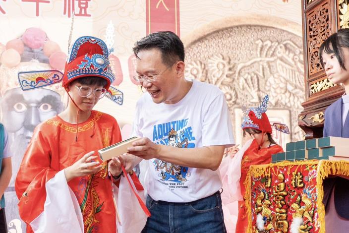 副市長期許透過舉辦成年禮，為在地青年與家長打造了難忘的里程碑