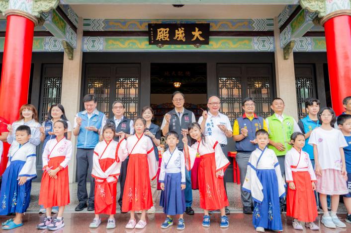 張市長與身著漢服的學童合影
