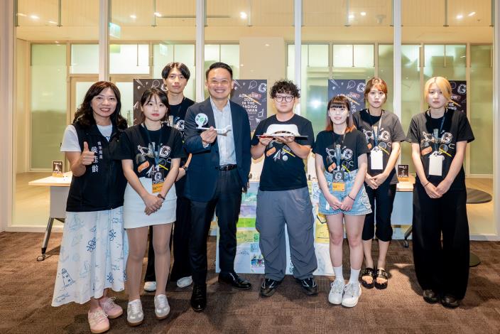 蘇副市長與參與研習營的年輕學子合影