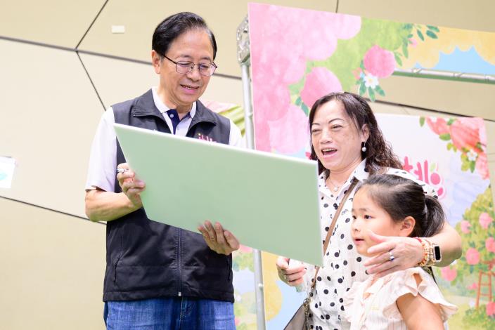張市長與參與活動的民眾互動