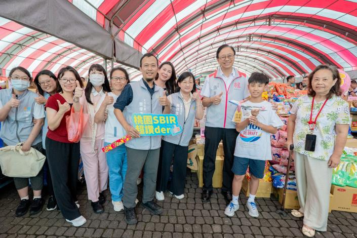 張市長逐一走訪各局處創意祭品攤位