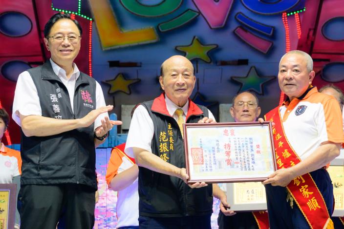 內定里長劉家順獲得神豬特等賞飼養重量達一千四百零五台斤