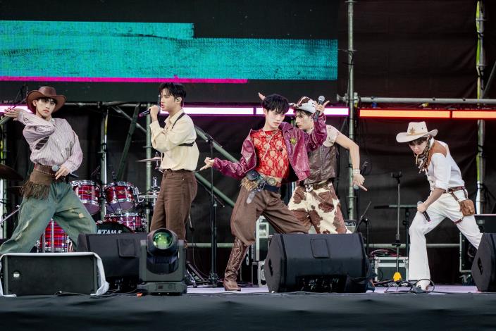 歌手在舞台上賣力演唱