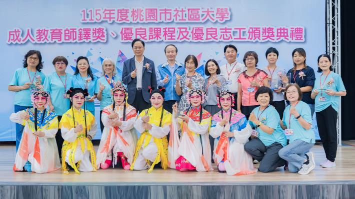市長與貴賓及社區大學表演團體合影