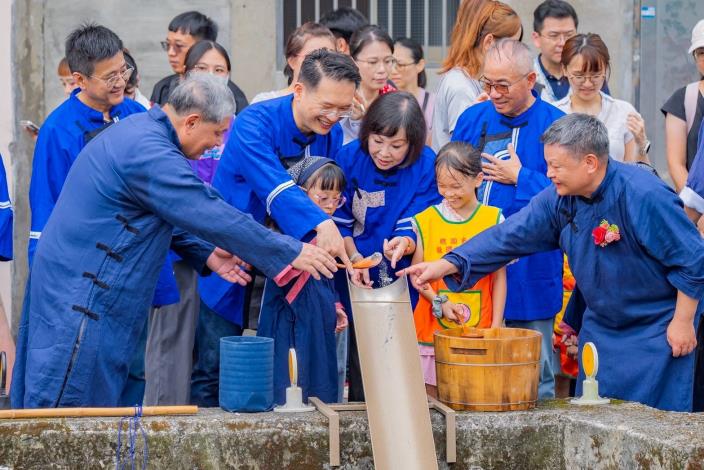 蘇副市長將字紙灰恭敬地送入流水中，象徵漢字文化遠播四方
