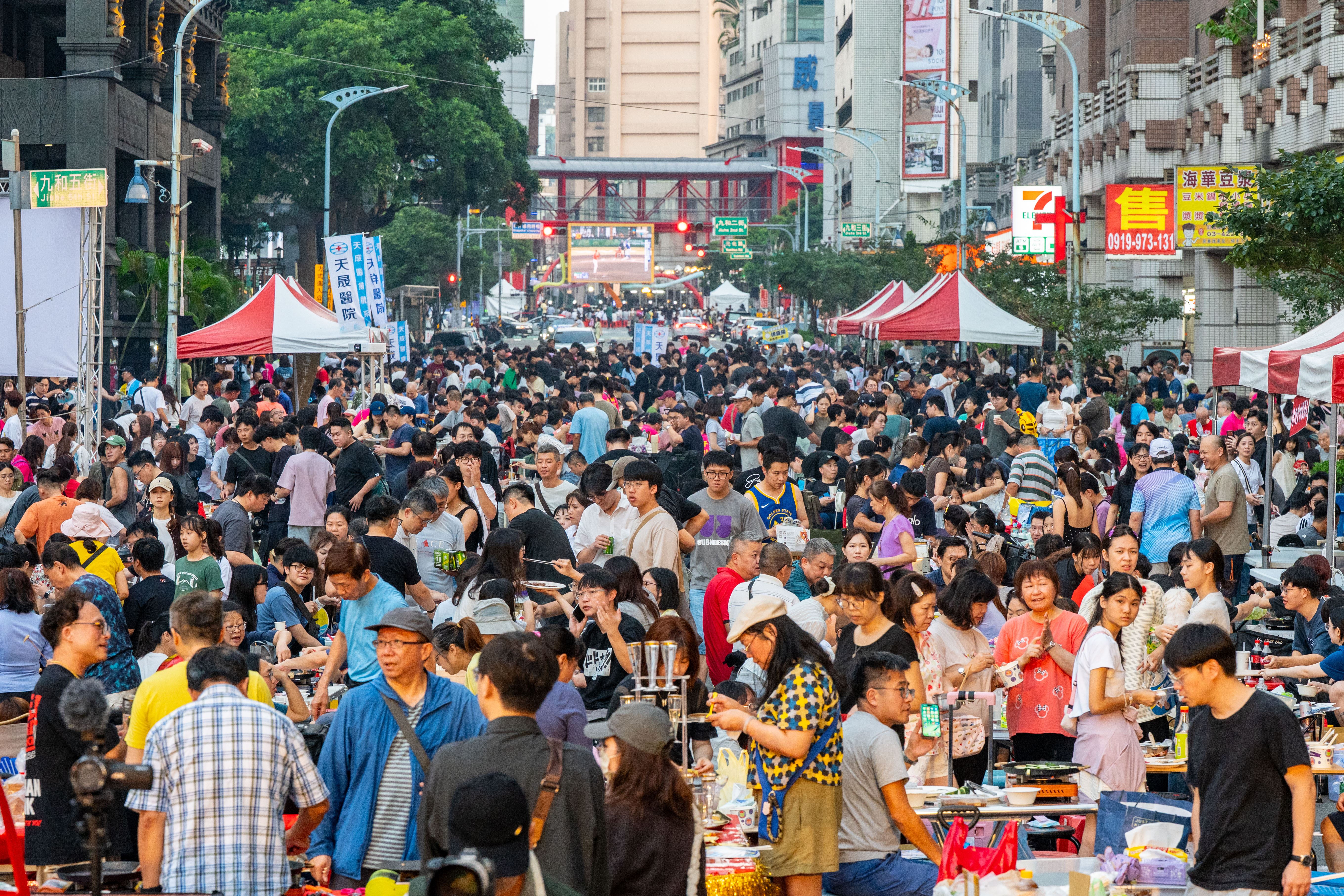 中壢每逢中秋節從老街溪健走到晚間封街烤肉，已成為地方極具特色的節慶活動