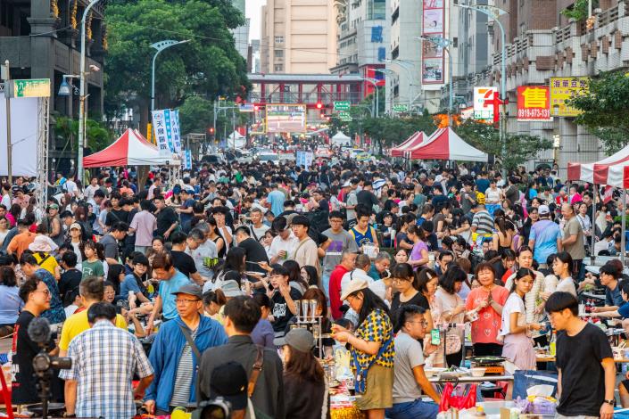 中壢每逢中秋節從老街溪健走到晚間封街烤肉，已成為地方極具特色的節慶活動