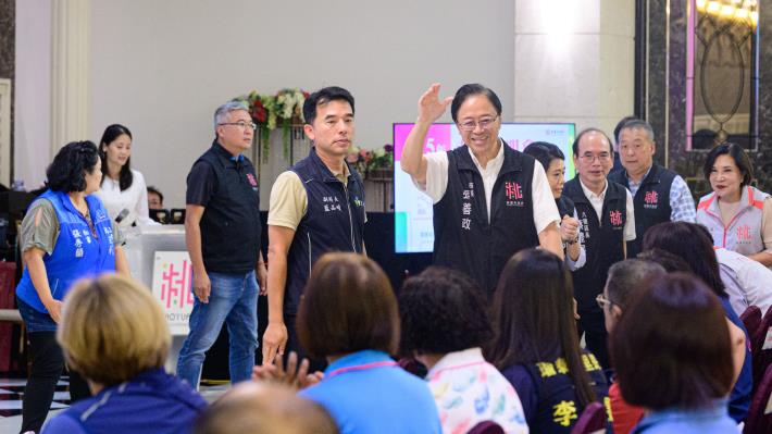 市長與出席貴賓打招呼