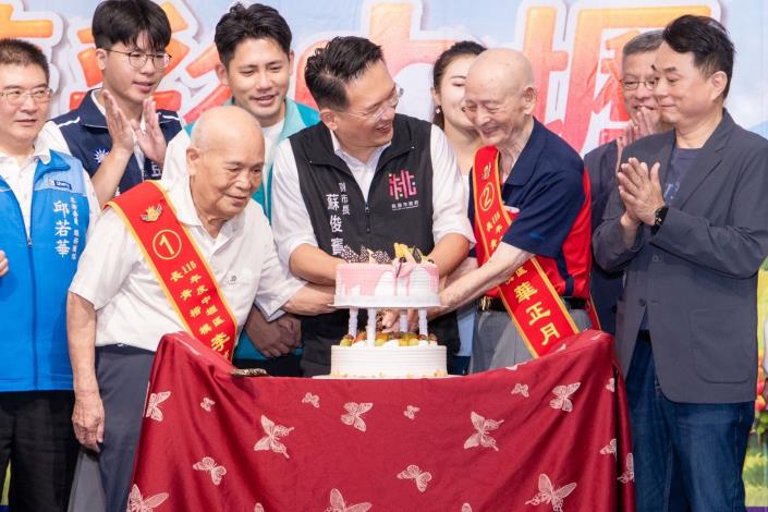 蘇副市長與長輩一起切蛋糕