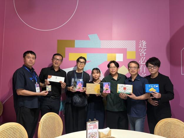 來自沖繩的 DIO沖繩創新設計協會率團參觀2026台灣設計展，成員包括代表理事神里倫子、理事繁田謙及理事大城直也