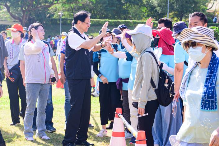 市長與市民擊掌