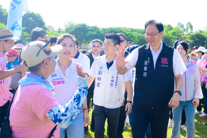 市長與市民熱情打招呼