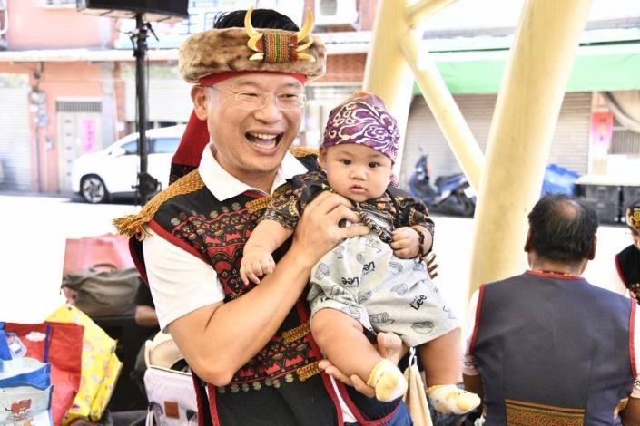 蘇副市長和小孩合影