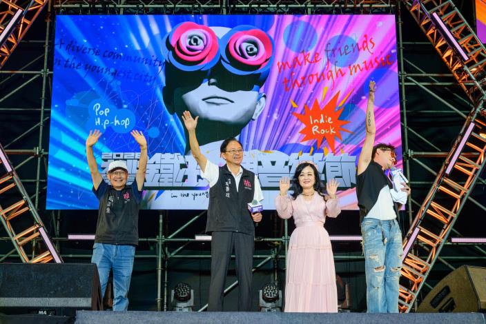 市長與市長夫人和樂迷熱情打招呼