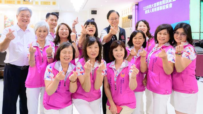 張市長與防宣大隊的成員合影留念
