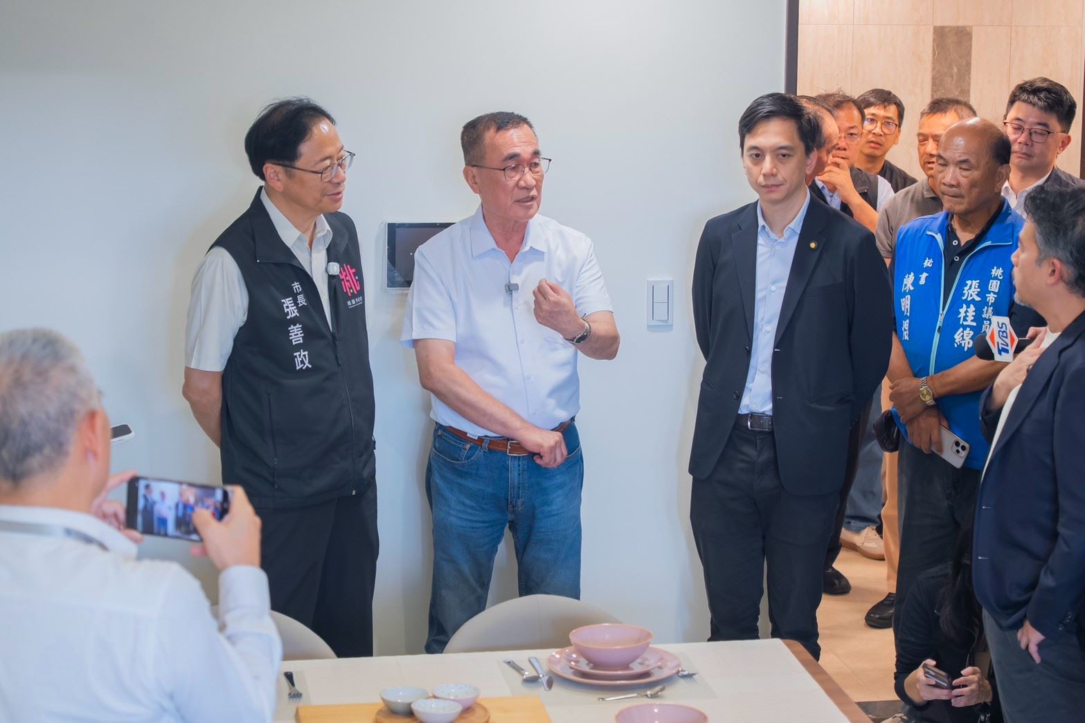 張市長與貴賓一同參觀安置住宅