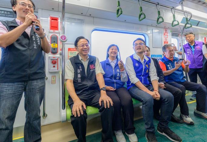張市長與貴賓一同試乘