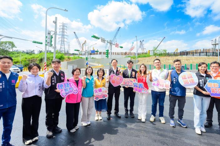 龜山區文化一路至青山路道路新闢工程完工通車典禮合照