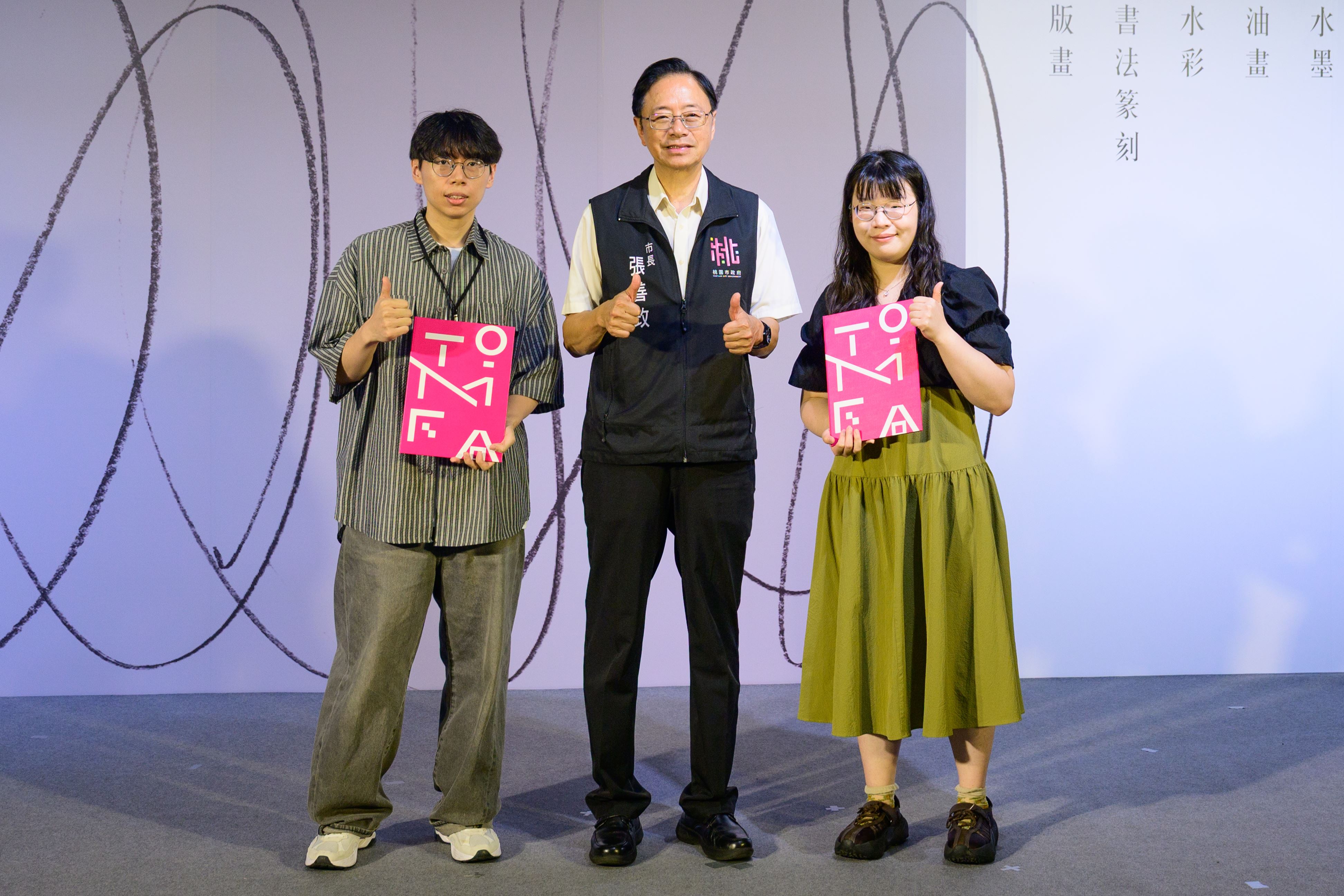 本屆桃源美展年度特別獎由邵士銘〈迴〉及嚴文㚬〈日日夜夜〉獲得